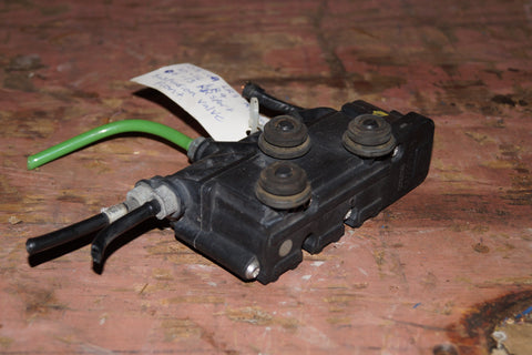 USED FRONT AIR SUSPENSION VALVE BLOCK FOR LAND ROVER PART # RVH000055. FITS LAND ROVER LR3 2006-2009,LAND ROVER LR4 2010-2016, RANGE ROVER SPORT 2006-2009.