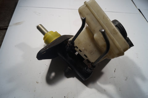 USED LAND ROVER MASTER CYLINDER BRAKE RESERVOIR AND CYLINDER  PART #SJJ100362. FITS LAND ROVER DISCOVERY 1999-2004