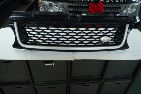 USED FRONT GRILLE FOR LAND ROVER PART #LR020926. FITS RANGE ROVER SUPERCHARGED 2010